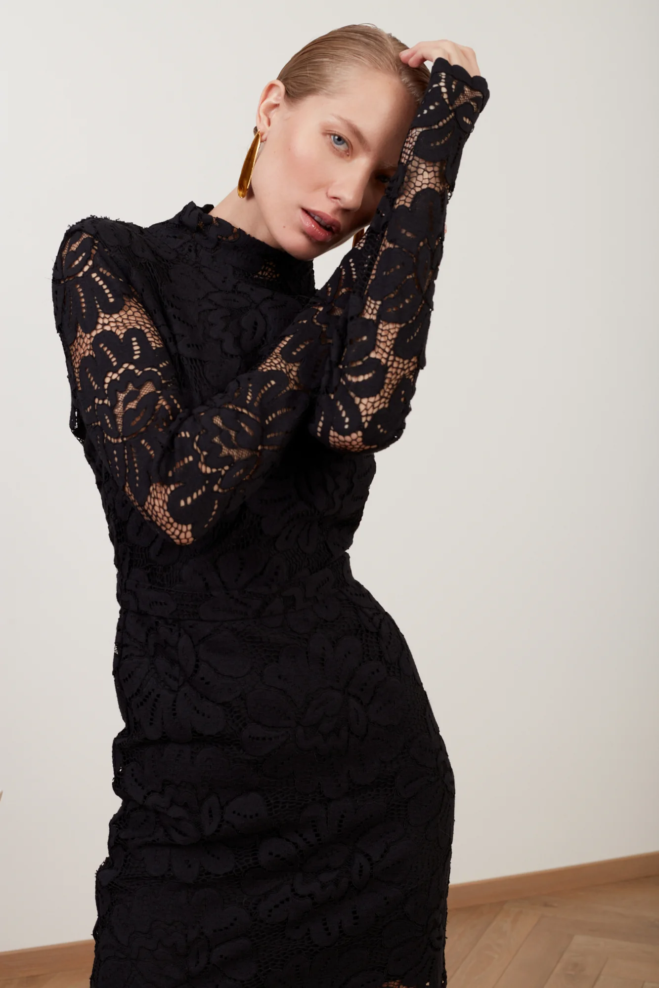 ELENA black floral lace midi dress with open back - Image 2